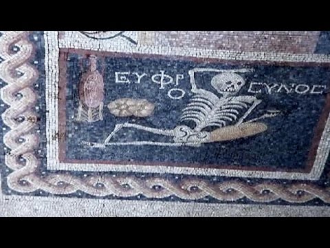 تركيا تكتشف عملا أثريا طريفا بعنوان  كن مرحًا وعش حياتك