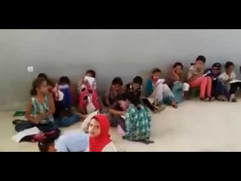 الطلاب يتلقون دروس العلم بدون طاولات