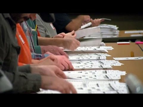 شاهد محامو وأنصار دونالد ترامب يحاولون منع إعادة فرز الأصوات في أميركا