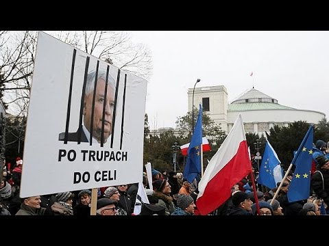 السلطات البولندية بين نارَيْ المعارضة والاتحاد الأوروبي