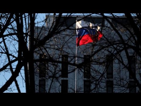 شاهد بوتين يؤكد أن موسكو لن تطرد دبلوماسيين أميركيين