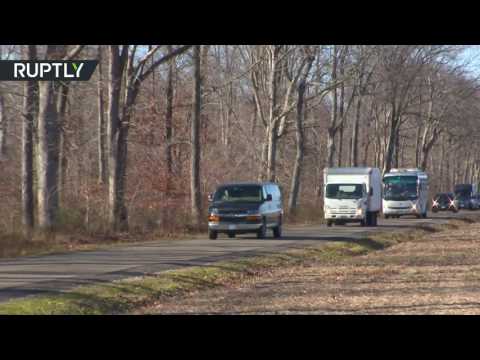 شاهد لحظة مغادرة الدبلوماسيين الروس بعد طردهم من ولاية ميرلاند الأميركية