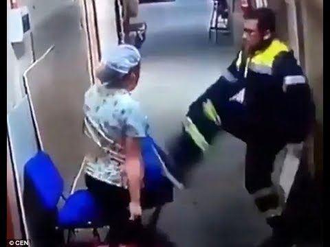 مسعف يركل حاملًا في بطنها داخل مستشفى