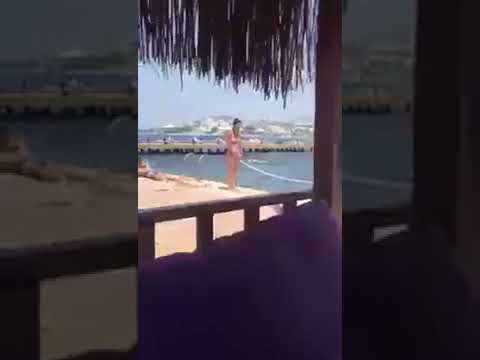 فتاة تركية تصلي وهي مرتدية بكينيعلى أحد الشواطئ