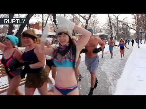 شاهد ماراثون البيكيني لهواة السباحة الشتوية في روسيا