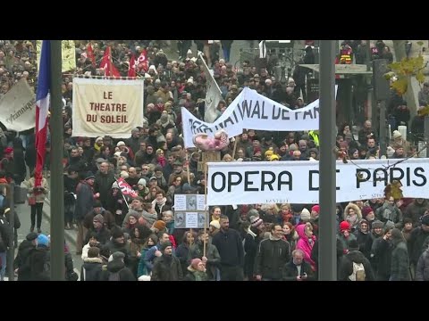 شاهد إضراب واحتجاجات حاشدة ضد خطة إصلاح نظام التقاعد تشل حركة فرنسا