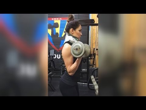 نيكي بيلا تتدرب للعودة قريبا لحلبة المصارعة