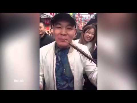 شاهد مواطن يفتح شهيته ويأكل أم أربعة وأربعين