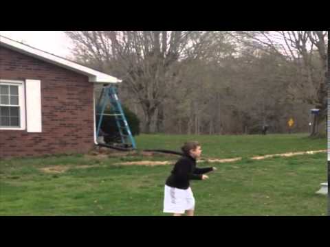 شاهد طفل يتعرض لضربة من طائرة