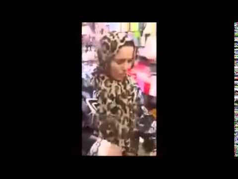 بالفيديو أنظر ماذا يفعل بائع بطاطا في المارة في الشارع