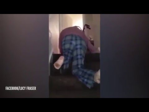 شاهد أب معاق يصعد درج طلبًا للمساعدة