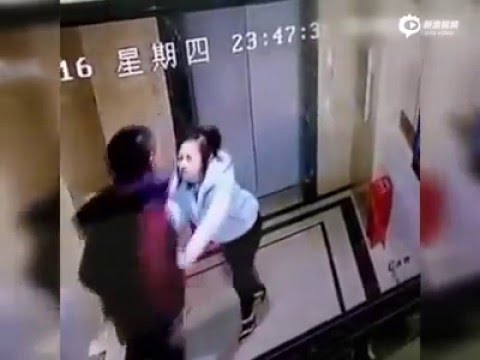 شاهد رجل يركل باب مصعد