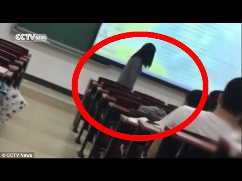 معلم يجبر طالبة على تحطيم هاتفها أمام زملائها